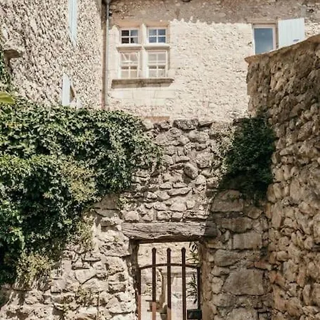 Le Bas Chateau Provence Luberon Villa