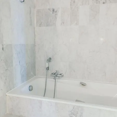 Le Bas Chateau Provence Luberon *