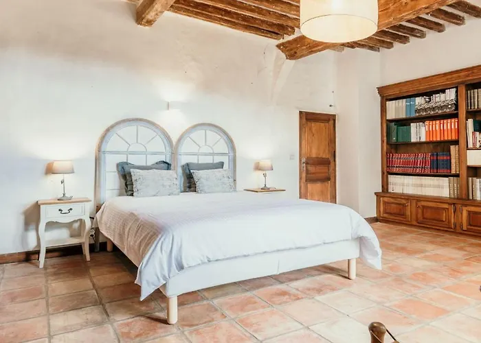 Le Bas Chateau Provence Luberon Villa