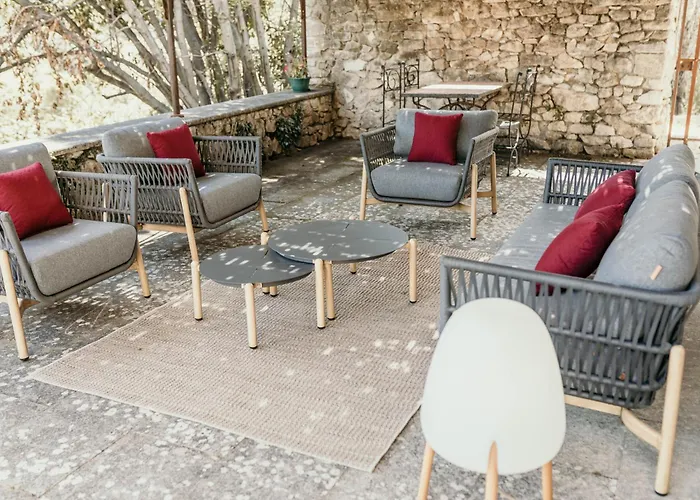 Le Bas Chateau Provence Luberon Villa